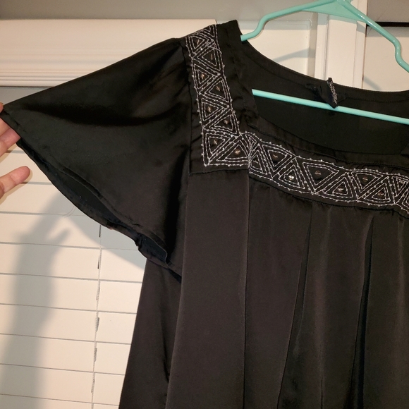 Beautiful Top with Sequins - Picture 5 of 9